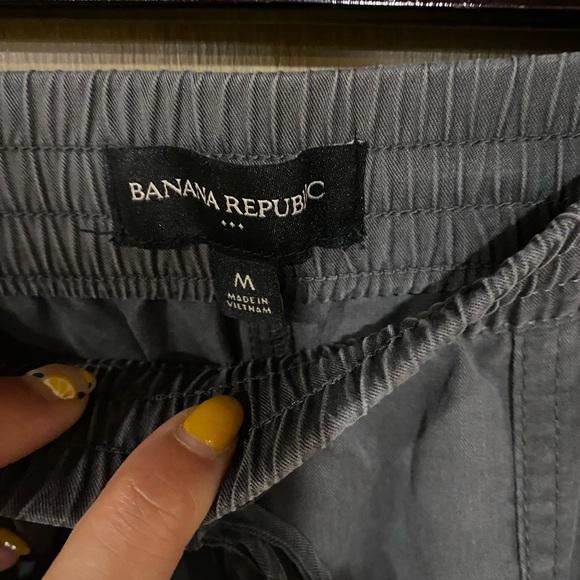 Banana Republic gray cropped pants. Size medium. - Picture 2 of 4